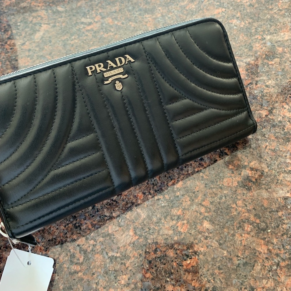 2XHP🌟NWT PRADA black leather diagramme zip around